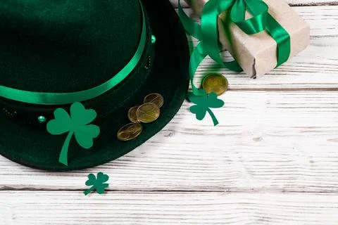 Background for St. Patrick's Day. Leprechaun hat, gold coins and clover sha.. Stock Photos