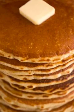 A Background of a Stack of Fresh Buttermilk Pancakes with Butter and Syrup Stock-Fotos