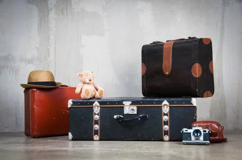 Background stack of old shabby suitcases and the camera. Foto stock