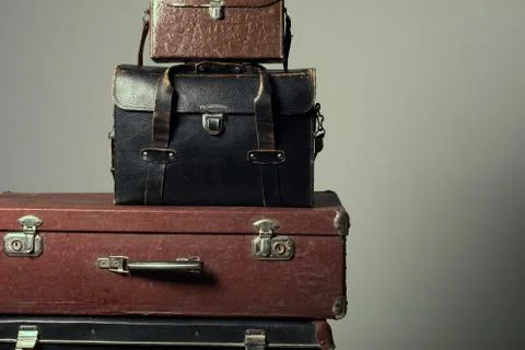 Background stack of old suitcases form a tower Foto stock