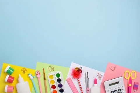 Background with stationery on a light blue background with a space for text.  Foto stock