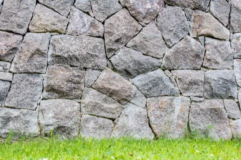 Background of a stone wall  in a lawn Foto stock