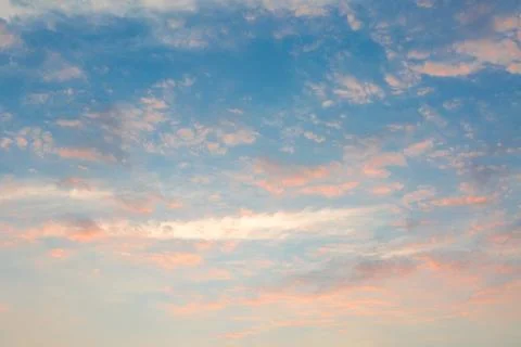 Background of a summer sky during sunset with reddish clouds Stockfoto's