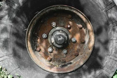 Background Surface of Old and Dirty Tire with Rusty Disc Foto stock