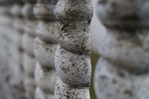 Background texture of an old gray concrete fence with patterned posts 库存照片