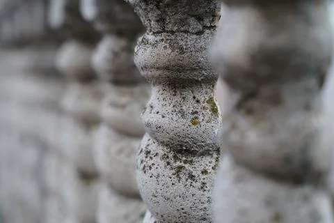 Background texture of an old gray concrete fence with patterned posts Foto stock