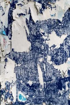 BACKGROUND TEXTURE - Old posters removed from a blue notice board leaving t.. Foto stock