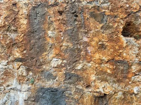 Background, texture, stone natural yellow red surface natural sharp convex ro Foto stock