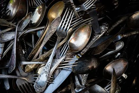 Background texture of tea silver teaspoons and cutlery. Shiny golden tea spoo Foto stock
