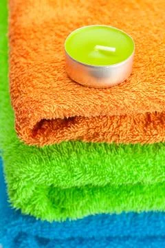 Background of the three multi colored terry towels and candle Foto stock