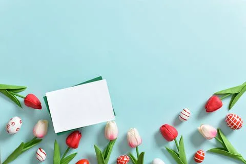 Background with tulips and Easter eggs with a blank sheet of paper. The layou Foto stock