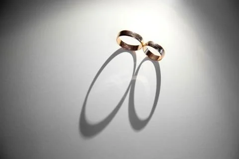 Background of wedding rings. The light passes through the wedding rings and Foto stock