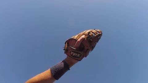 Backhand catch made by baseball player Vídeos de archivo 80357866