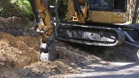 Backhoe digging in ground Видео 74931157