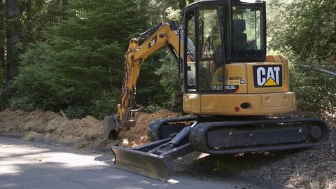 Backhoe digging in ground 動画素材 74931168