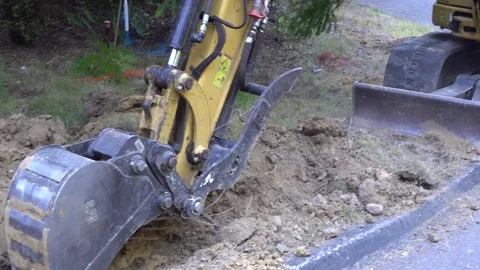 Backhoe digging trench 動画素材 74931064