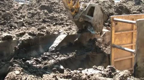 Backhoe Digs Dusty Dirt Vídeo Stock 12571050