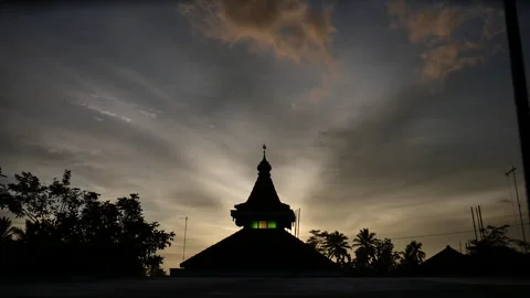 Backlight of a mosque tower building with a background of the blue and orange su Stock-Footage 291291140