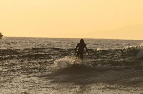 Backlight silhouette surfer Foto stock