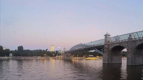 Backlight turns on the bridge in the summer evening timelapse 스톡 동영상 81607381