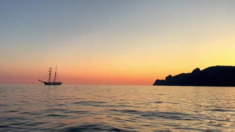Backlight view of ancient sailing ship navigating at sunset seen from boat 库存影片 276679872