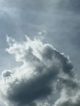 Backlit Dark Cloud with Bright Silver Lining Foto stock
