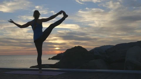 Backlit Yoga by the water Vídeo Stock 55671421