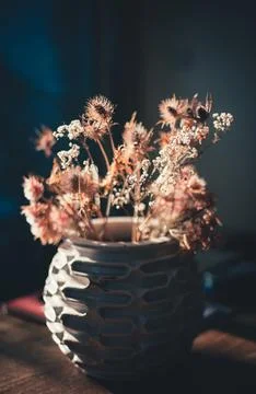 Backlited flowers in vase on the table in sunset time Foto stock