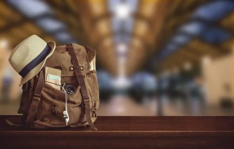 Backpack and hat at the train station. Foto stock