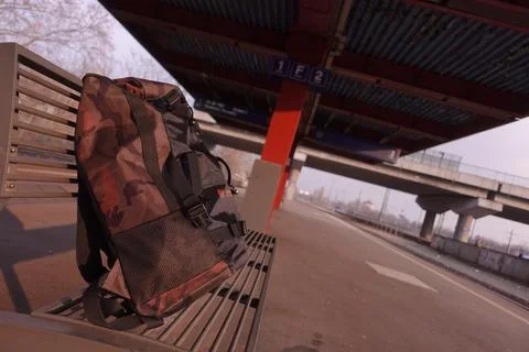 Backpack on a bench without people Stock-Fotos