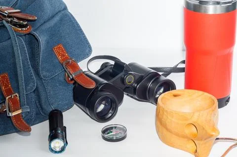 Backpack, compass, binoculars and flashlight, camping mug and thermos-a hik.. Foto stock