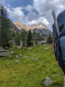 A backpack in the foreground with the Rocky Mountains in the background Foto stock