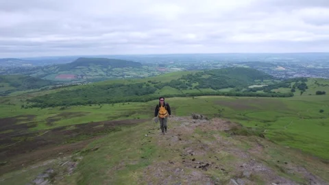 Backpack hiker on the Sugar Loaf, mountain peak, Abergavenny, Monmouthshire.. 스톡 동영상 277548420