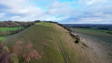 Backpack hiking man walking upward to hill, winter in Pewsey, Wiltshire, En.. Stock-Footage 235066844
