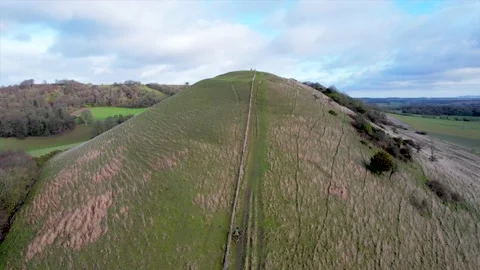 Backpack hiking man walking upward to hill, winter in Pewsey, Wiltshire, En.. Stock-Footage 235067161