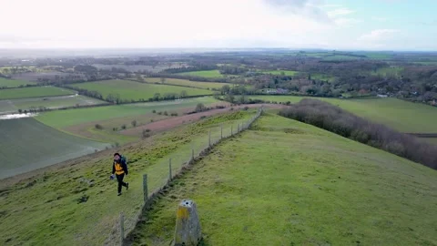 Backpack hiking man walking upward to hill, winter in Pewsey, Wiltshire, En.. Stock-Footage 235067467
