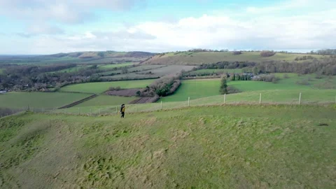 Backpack hiking man walking upward to hill, winter in Pewsey, Wiltshire, En.. Stock-Footage 235067507