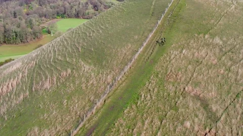 Backpack hiking man walking upward to hill, winter in Pewsey, Wiltshire, En.. Stock-Footage 235067559