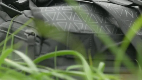 Backpack im Grass Stockbeeldmateriaal 85078526