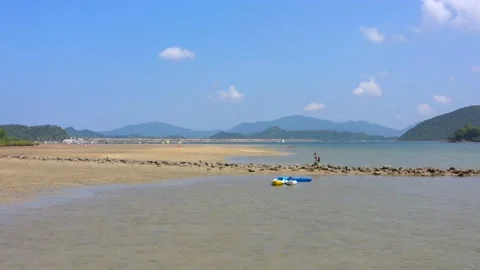 Backpack man walking on beach next to the sea, Ting Kok Delta, Tai Po, Hong K Video stock 163319280