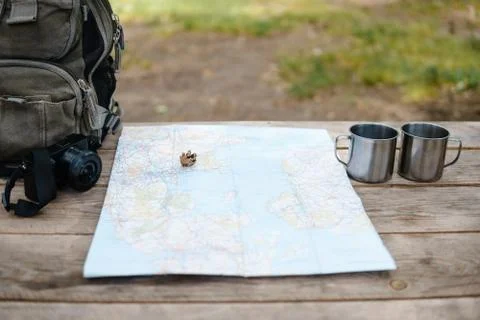 Backpack with maps and two mugs. Foto stock