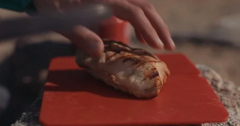Backpacker Cutting Chicken 스톡 동영상 105328519