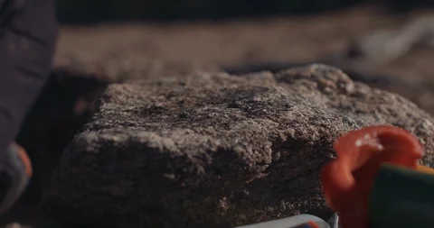 Backpacker Cutting Ingredients Vídeo Stock 105263490