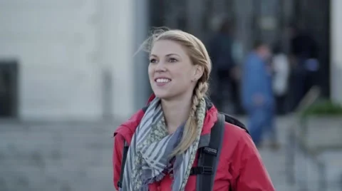 Backpacker exploring 스톡 동영상 63318646