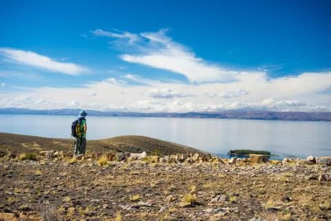 Backpacker exploring the majestic Inca Trails on Island of the Sun, Titicaca  Foto stock