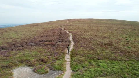 Backpacker hiker walking in Black Mountain and Twyn Llech, famous hiking lo.. Видео 342652125