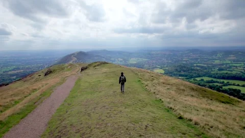 Backpacker hiker walking on the peak of Malvern Hills Vidéo 287214616