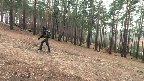 Backpacker man walking in the countryside of Farnham, in a Misty Winter day.. 스톡 동영상 299633053