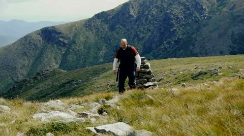 Backpacker in Mountains 스톡 동영상 11818535