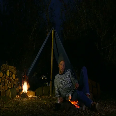 Backpacker relaxing and roasting marshmallow. Stock Footage 69294992